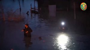 Спасатели по пояс в воде продолжают эвакуировать жителей из затопленных районов Дагестана.