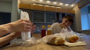 Купили Буррито🌯 и Гирос🥙 насыщаемся и наслаждаемся на просторной кухне 😋