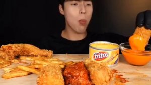 Мукбанг курица во фритюре и картофель фри 🍜 много еды. Еда на камеру