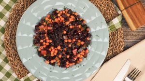 Салат с нутом и свеклой