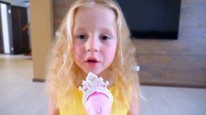 Настя ужасно поёт и мешает Папе  -  Nastya and Papa Pretend Play with Musi