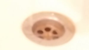 вода уходящая в раковину