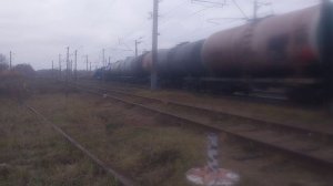 Электровоз ВЛ80С-1060 с грузовым поездом проходит станцию Ройка 26.10.2025