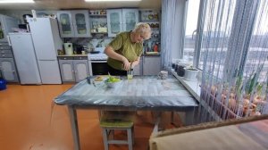 Погода испортилась, готовлю обед.