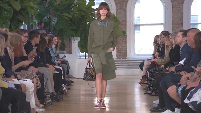 Показ женской коллекции Valentino Resort 2018