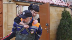 Жители Дагестана на себе выносят людей из затопленных домов