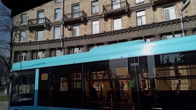 ЕДУТ ВЗРОСЛЫЕ И ДЕТИ.