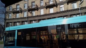 ЕДУТ ВЗРОСЛЫЕ И ДЕТИ.