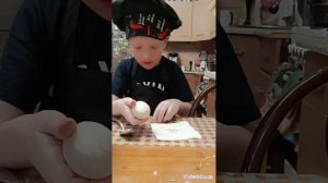 Тимофей готовит крабовый салат