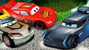 МУЛЬТИКИ ПРО МАШИНКИ 🚗 МОЛНИЯ МАКВИН И ВЕРНЫЕ ДРУЗЬЯ. ТРАССА ПРОВЕРЯЕТ НА ПРОЧНОСТЬ СУПЕРГОНШИКОВ