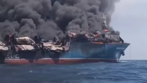 🔴Американский танкер поверил в себя. И не напрасно – сейчас красиво догорает в Ормузском проливе🔴