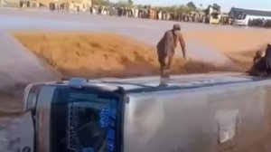 Водитель автобуса на шоссе в Афганистане попытался проехать участок трассы, охваченный наводнением