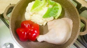 Беру Курицу, Цветную Капусту, Перец и складываю все в одну сковороду - результат просто потрясающий!