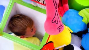 Влад и Никита играют с маленьким Крисом - Веселые истории для детей