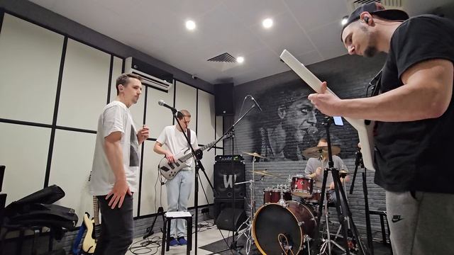 У нас тут обновления в составе. Пробуем, собираем, ищем новый звук #рокгруппа #репетиция #сологитара