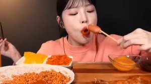 Мукбанг лапша рамен и сосиски 🔥 остро / очень остро. Еда на камеру