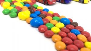 Машинки Ездят по Дороге из Конфет Игрушки из Мультика Тачки Видео для Детей