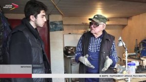 Олег Галайчук изготавливает окопные свечи