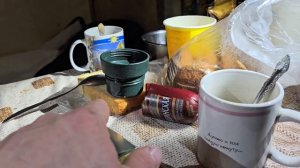 Вечер в таёжной избе.Готовят на ужин птицу