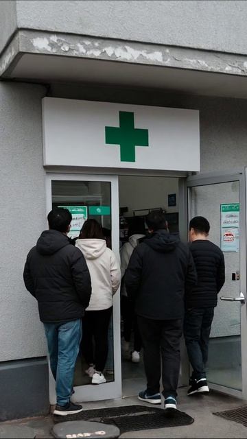 Невеселый выбор: люди в очереди к аптеке #болезни #очередь #надежда