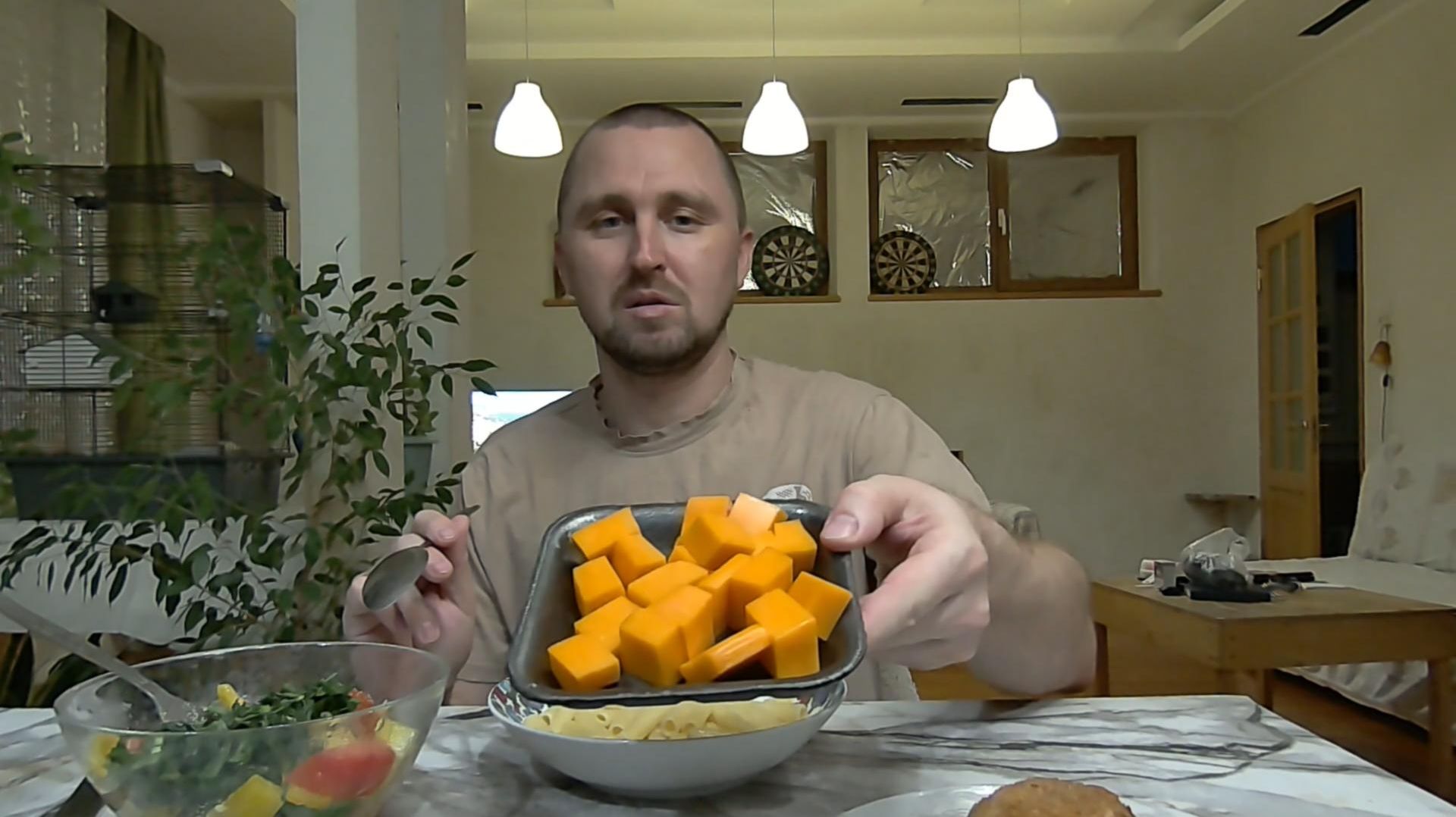 Покушаем вместе, сыр чеддер, макароны, лепешка, натуральный сок без сахара, котлета по-киевски.