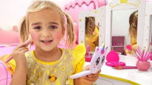 Алиса переодевается и просит дядю покрасить ей одежду.