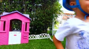 Влад и Никита рушат игрушечные стены