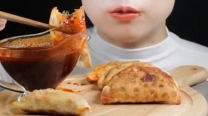 Мукбанг жареные пельмени 🤤 залипательно. Еда на камеру