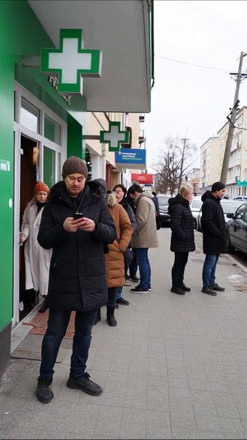 Бесконечная очередь: надежда умирает в ожидании #аптека #очередь #безысходность