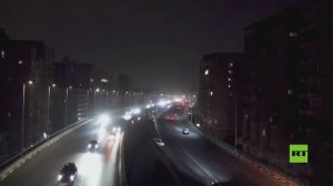 شوارع القاهرة غارقة بالظلام بعد قرار الحكومة المصرية تقنين استخدام الطاقة ليلا بسبب الحرب ضد إيران