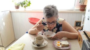 Завтрак.Выплюнула вулкан.Ух и зла была.