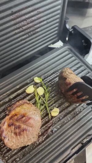 Стейк из мраморной говядины на гриле 🥩
