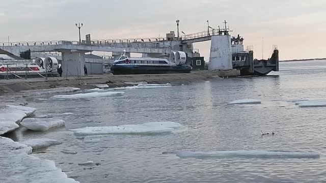 Крутое пике судна на воздушной подушке, взлёт на асфальте
