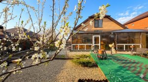 Дом с шикарным садом и большим участком