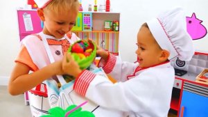 Влад и Никита играют в ресторан