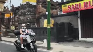 Беженец🇮🇩Бали. ДЕРЕВУШКА СИНДИ. МУСУЛЬМАНСКИЙ РАЙ ИЛИ ГРУСТЬ-ПЕЧАЛЬ! ПИНАЮ ПАКЕТ И ИЩУ БАНКОМАТ.