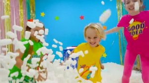 Крис превращает Дом в батутный парк и 50 машин челлендж для детей