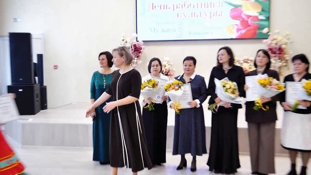 Награждение редактора по репертуару МАУК КДЦ Родина Виктории Лысак.