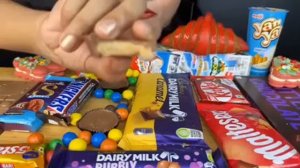 Мукбанг шоколад и конфеты😳 необычно. Еда на камеру