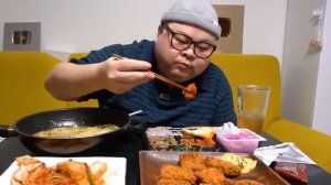 Мукбанг лапша, сыр во фритюре 😳 необычно. Еда на камеру