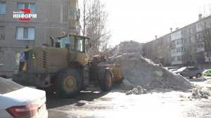 В Пыть-Яхе продолжаются работы по вывозу снежных масс