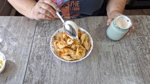 ЖАРЕНЫЕ ВАРЕНИКИ С ТВОРОГОМ И ЧЕСНОКОМ, ИСПОЛЬЗУЯ УНИВЕРСАЛЬНОЕ ТЕСТО ДЛЯ ВАРЕНИКОВ.