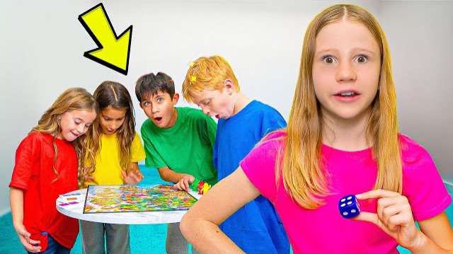Настя с друзьями играют в гигантскую настольную игру | ВИДЕО ДЛЯ ДЕТЕЙ смотреть онлайн