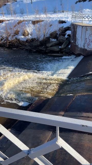 Озеро и водопад в парке КиО. Ухта. Коми. 29.03.2026