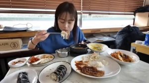 Мукбанг рис с отбивными, кимпбап 🍣 большой сет. Еда на камеру