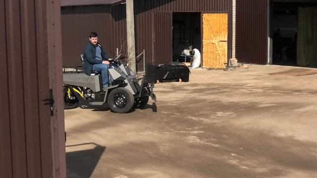 Подталкиватель кормов. Кормилец