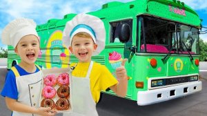 Дети исследуют фургон с едой