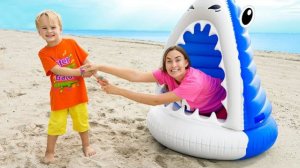 Крис изучает правила безопасности для детей с мамой