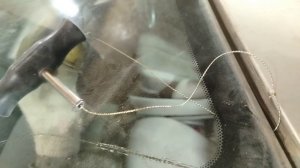 Как вырезать лобовое стекло у авто одному 👍