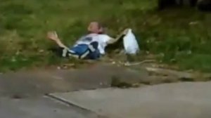 Алкаш зацепился за сетку и упал. Ржач!